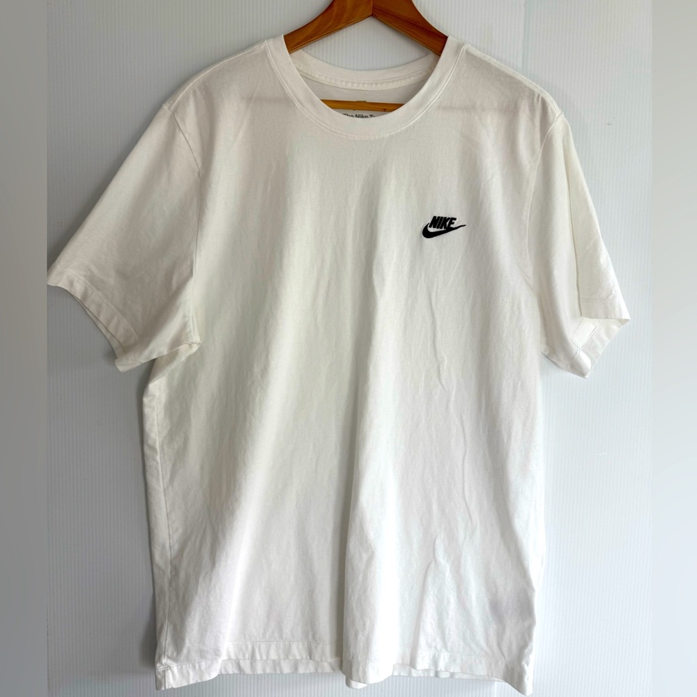 NIKE White Short Sleeve Tee